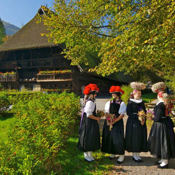 Foto von Schwarzwaldmädeln vor dem Vogtsbauernhof in Gutach