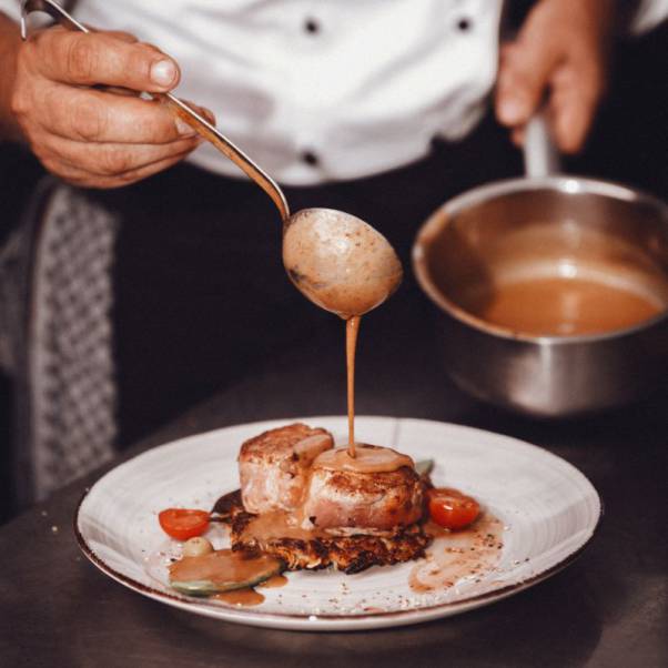 Ein Moment voll Genuss: Essen in der Sonnenhalde